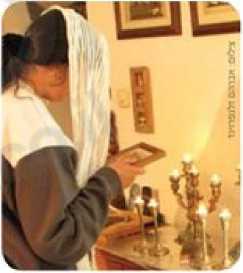 (בספר תמונה של אישה מברכת על נרות שבת)